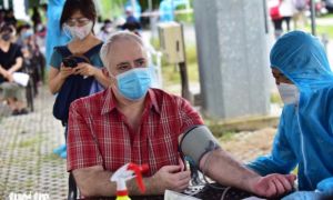 TP.HCM: Nhiều người nước ngoài lúng túng vì chưa được tiêm vắc xin mũi 1
