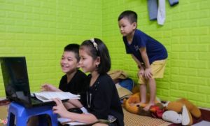 Nhiều phụ huynh TP.HCM lo con ở nhà học online khi đi làm trở lại