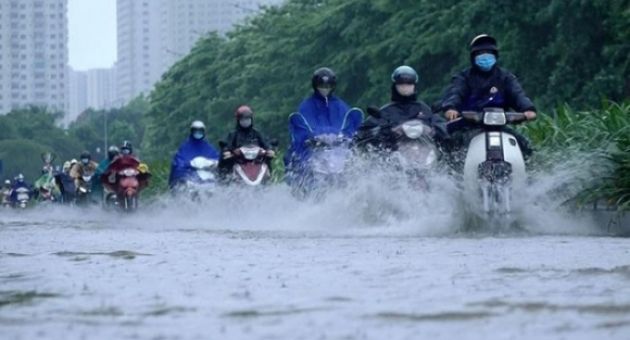 Người dân Hà Nội bì bõm ngày đầu tuần, có nơi ngập sâu gần hết bánh xe máy