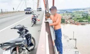 Vừa ly hôn, người đàn ông ôm con định nhảy cầu Cần Thơ tự tử