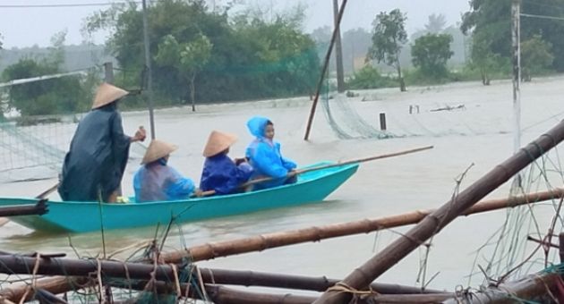 Miền Trung 3 người chết và mất tích, mưa tầm tã kéo dài đến ngày mai