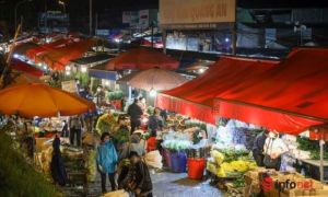 Chợ hoa lớn nhất Hà Nội đông nghẹt khách từ tờ mờ sáng