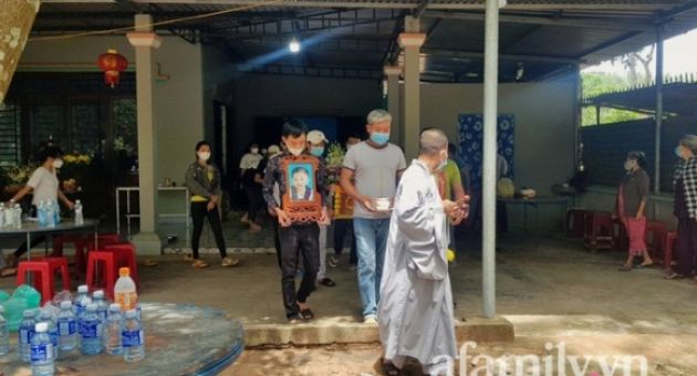 Nước mắt người cha trong đám tang bé trai tử vong sau 5 ngày mất tích ở Bình...