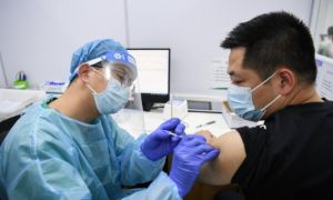Trung Quốc tiêm mũi tăng cường cho người đã tiêm chủng đầy đủ được 6 tháng