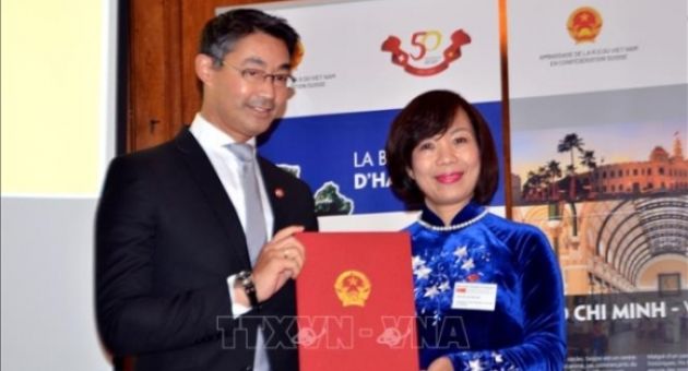 Ông Philipp Rösler được trao quyết định bổ nhiệm Lãnh sự danh dự đầu tiên của...