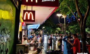 Giới trẻ TP.HCM đội mưa dạo phố, xếp hàng dài mua kem, trà sữa