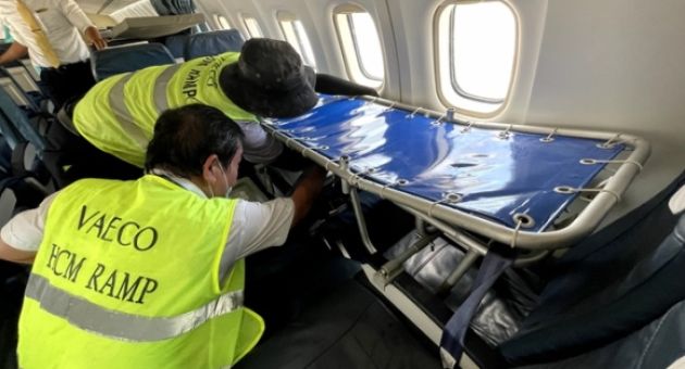 Lắp cáng trên máy bay đưa vị khách đặc biệt từ Côn Đảo về đất liền