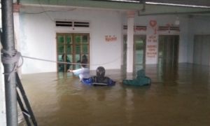 Quảng Ngãi di dời hơn 2.500 dân trong đêm, miền núi sạt lở chia cắt