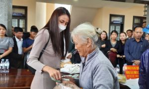 Báo CAND chỉ ra hàng loạt điểm bất hợp lý của Thuỷ Tiên trong chuyến cứu trợ...