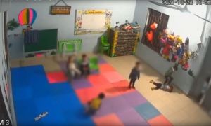 Bé gái bị đánh, đạp bầm dập trong lớp, cô giáo không biết