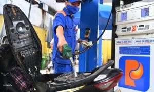 Giá xăng tăng sốc lên mức cao nhất trong 7 năm qua