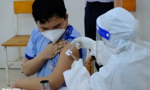 29 học sinh một trường tại TPHCM dừng tiêm vaccine Covid-19 vì đã là F0