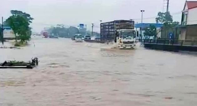 Nhiều nơi ở miền Trung ngập sâu, học sinh mắc kẹt do mưa lũ