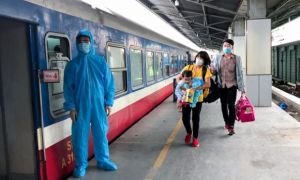 Từ 31-10, khách đi xe lửa chỉ khai báo y tế điện tử, không phải viết phiếu