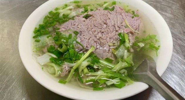 Một bát phở 'còng lưng' gánh cùng lúc giá gas, giá rau xanh, giá xăng tăng vọt