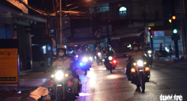 Công an Phan Thiết tuần tra, kiểm soát để người dân không ra khỏi nhà vào giờ...