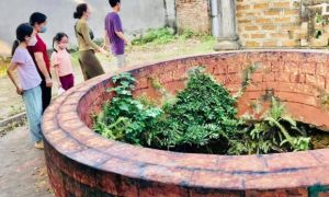 Dân làng Đường Lâm bức xúc vì giếng cổ bị đoàn phim tự tiện tô vẽ