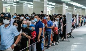 Dịch bệnh phức tạp, biển người vẫn xếp hàng chờ đi tàu Cát Linh - Hà Đông