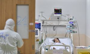 Dịch COVID-19 tăng nhiều tỉnh thành, chuyên gia nói cần tăng độ bao phủ vắc xin