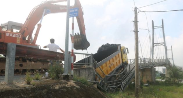 Xe tải chở nhựa đường 48 tấn chạy qua làm sập cầu tải trọng 5 tấn