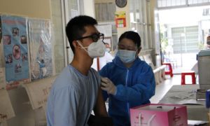 Miền Tây siết hoạt động của người dân, tăng cường tiêm vắc xin