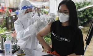 Thủ tướng kêu gọi người dân 'không vì tiêm vaccine mà chủ quan'