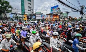 Chẳng nước nào dân lười đi bộ như ở ta, một bước cũng lên xe máy