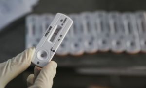 Giảm gần một nửa giá xét nghiệm Covid-19