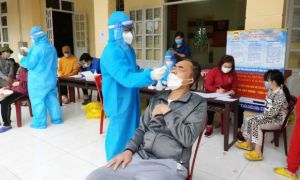 /thumb/thumb.php?src=images/stories/content/2021/11/10/1_moi-gia-dinh-mua-vai-bo-kit-test-nhu-mua-thuoc-phong-cam-cum.jpg&w=300&h=180&zc=1&q=80&a=c