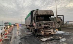 Xe container cháy trên cầu Thanh Trì, Vành đai 3 ùn tắc hơn 5 km