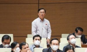 Ngành giáo dục cấm giáo viên dạy thêm, tại sao bác sĩ được làm thêm?