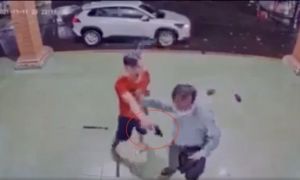 Cán bộ công an huyện đưa con đi cấp cứu rút súng chĩa thẳng vào nhân viên y tế