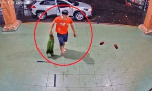 Đại uý công an chĩa súng vào nhân viên y tế: