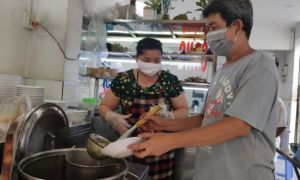 Giá nguyên liệu tăng nhanh, hàng quán 'bấm bụng' tăng giá bán