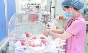 Bà mẹ mang song thai không tiêm vắc xin suýt chết vì mắc COVID-19