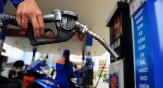 Phải kìm được giá xăng để chặn đà suy giảm kinh tế