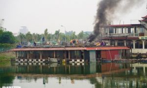 Hà Nội: Cận cảnh tháo dỡ bãi tàu thuyền hoang phế nhiều năm ở hồ Tây