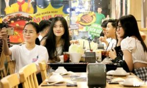 TP.HCM thí điểm mở lại dịch vụ ăn uống đến 22h, được bán rượu bia