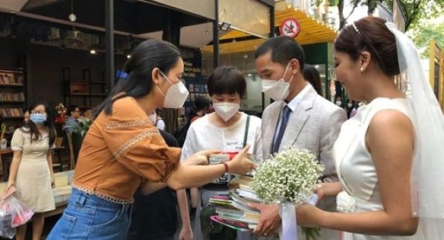 Đám cưới đặc biệt ở TP.HCM: Chỉ nhận sách, không nhận phong bì