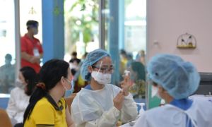 Ai được ưu tiên tiêm vắc xin mũi 3? Theo dõi phòng biến chứng sau tiêm cho trẻ...