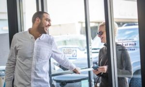 Giữ cửa cho người sau, bài học đắt giá của mẹ Việt ở Pháp