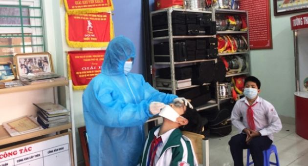 Nhiều phụ huynh tại Hạ Long bức xúc với yêu cầu mua kit test COVID-19