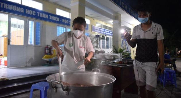 Tráng bánh phở, nấu nước dùng thâu đêm mở 'tiệc phở' trên đảo Thiềng Liềng