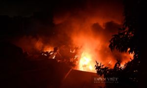 Hà Nội: Cháy cực lớn tại kho chứa vải chợ Ninh Hiệp, nhiều người đứng trước...