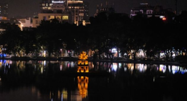 Không bắn pháo hoa, đếm ngược đón năm mới: Phố phường Hà Nội vắng vẻ như ngày...