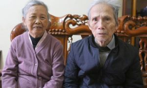 Vợ chồng ông lão ủng hộ 100 triệu đồng chống Covid-19