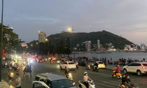 Vũng Tàu 'hồi hộp' đón 50.000 lượt du khách, hải sản, phòng nghỉ 'hét' giá gấp...