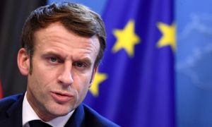 Tổng thống Macron bị chỉ trích vì dọa hạn chế 'quyền lợi xã hội' của người...