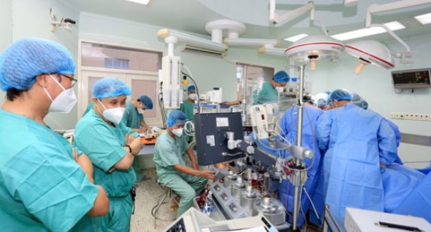 Bác sĩ Huế đi ôtô trong đêm ra Hà Nội nhận tim về ghép thành công cho bệnh nhân