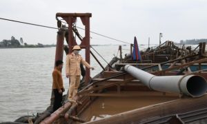 Vây bắt 14 tàu hút cát lậu cùng lúc trên sông Hồng